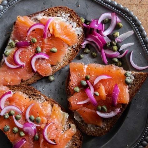 The perfect Sunday brunch is here - smoked salmon, pickled red onions, capers and black pepper on rye bread. Whats not to love?! What is… Pickled Red Onions, Rye Bread, Red Onions, Food Photography Styling, Sunday Brunch, Smoked Salmon, Rye, Red Onion, Black Pepper