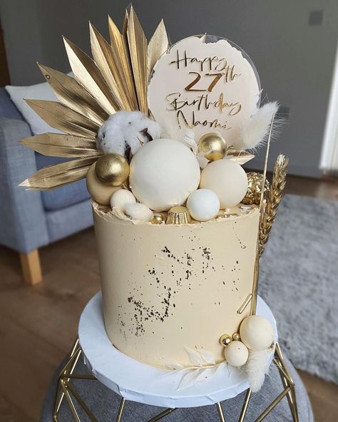 DLT Bakes on Instagram: “🌾 BISCOFF BOHO BEAUTY 🌾 This little cake was requested by @ruth_benjamin2020 for her daughter @naomibenjamin19 🥰👯‍♀️ Sooooo frustrated that…” Debut Cake, Chocolate Cake Layers, Golden Birthday Cakes, 25th Birthday Cakes, Golden Cake, Boho Cake, Gold Birthday Cake, Unique Birthday Cakes, Elegant Birthday Cakes