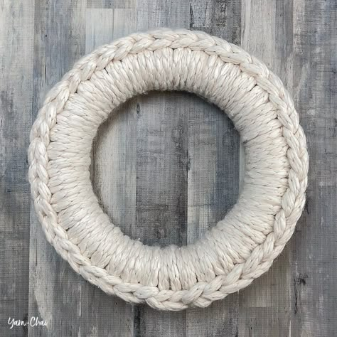 Chunky Yarn Wreath Diy, Diy Yarn Wreath Tutorial, Chunky Yarn Wreath, Rope Wreath, Crochet Wreath, Jumbo Yarn, Yarn Wreath, Wire Wreath, Wreath Tutorial