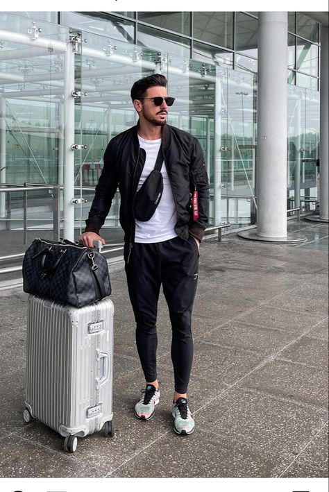 Man Traveling, Guy Airport Outfit, Men Travel Outfit Airport, Male Airport Outfit, Airport Outfit Men Winter Travel Style, Boys Airport Outfit, Airport Look Men, Travel Outfit Men Airport, Airport Outfit Men Travel Style