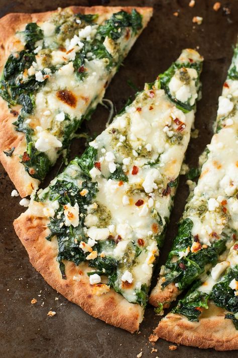 Aiming to eat more veggies? This Three Cheese Pesto Spinach Flatbread Pizza packs an entire box of spinach into one glorious single-serving pizza! Yum! Pesto Flatbread Pizza, Spinach Flatbread Pizza, Spinach Flatbread, Vegetarische Diners, Vegetarian Pizza Recipe, Mexikansk Mat, Flatbread Pizza Recipes, Resep Pizza, Pesto Spinach