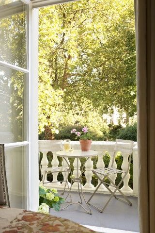 Bar En Palette, Balcony Lights, Balcony Inspiration, French Balcony, Dream Flat, Life In London, Balcony Lighting, London Living, London Townhouse