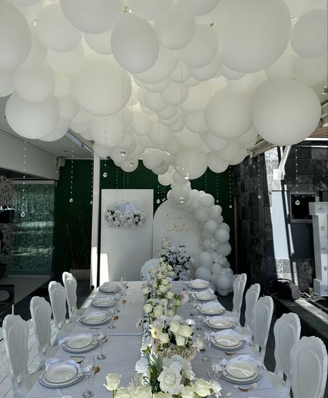 All White Party Decor Table Decorations, All White Decorations Party, White Birthday Ideas, All White Party Ideas, All White Party Decorations, White Party Aesthetic, White Out Party, Grad Dinner, Monochrome Party