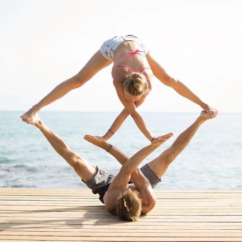 Acro yoga Acro Yoga Couples, Acro Yoga For Beginners, Couple Yoga, Couples Yoga Poses, Acro Yoga Poses, Yoga On The Beach, Photo Yoga, Yoga Challenge Poses, Partner Yoga Poses