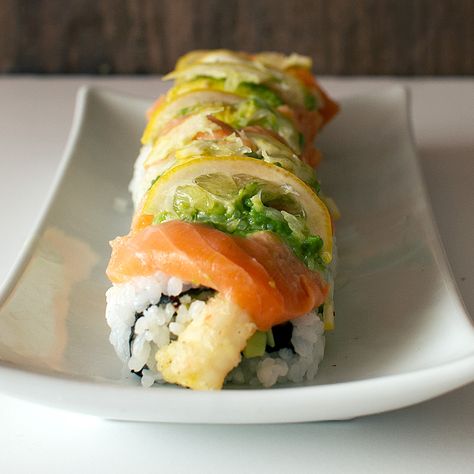 Salmon Lemon Maki Roll Recipe Lemon Pepper Salmon, Maki Roll, Sushi Making, Lemon Salmon, How To Make Sushi, Sushi Roll, Pink Lemon, Sushi Recipes, Roll Recipe