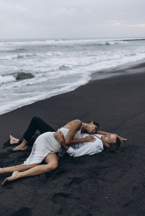 Love Story Beach Ideas, Couples Beach Photoshoot Aesthetic, Spicy Beach Pictures Couples, Couple Photoshoot Beach Ideas, Couples Beach Photoshoot Romantic, Beach Photoshoot Couple, Water Engagement Photos, Pre Wedding Praia, Wedding Pictures Beach