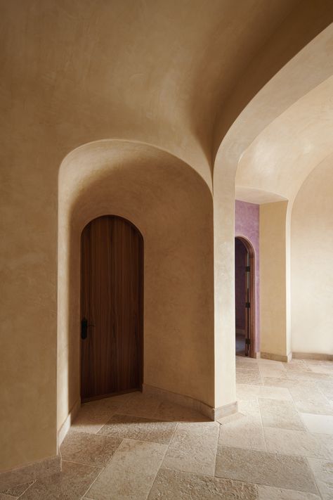 Italian plaster doorway showing a few different arches in a foyer of a luxury home. Arch Over Fireplace, Arched Corridor, Arched Doorways Interior, Plaster Projects, Wall Arches, Plaster Interior, Arch Ceiling, Italian Plaster, Plaster House