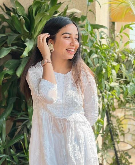 White Kurti Photoshoot, Kurta Photography Poses Women, Kurta Photoshoot Ideas, Mostlysane Outfits, Kurti Photoshoot Poses, Indian Fits, Prajakta Koli, Simple Kurta Designs, Traditional Indian Dress