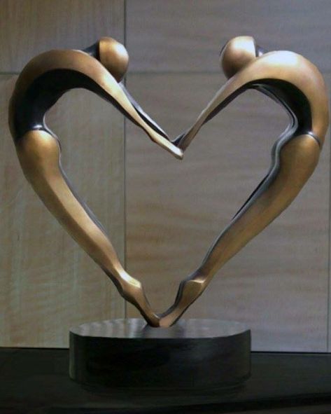 Sculpture Lovers, Experiential Art, Heart Couple, Love Statue, Acrylic Sculpture, Art Wire, Interior Products, Paper Mache Art, Ad Art