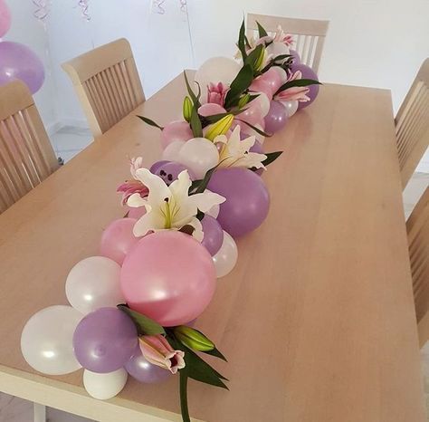 Balloon centrepiece Wedding Diy Centerpieces, Wine Bottle Centerpieces, Ideas Baby Shower, Tafel Decor, Aesthetic Garden, Diy Balloon Decorations, Balloon Arrangements, Halloween Tattoo, Garden Aesthetic