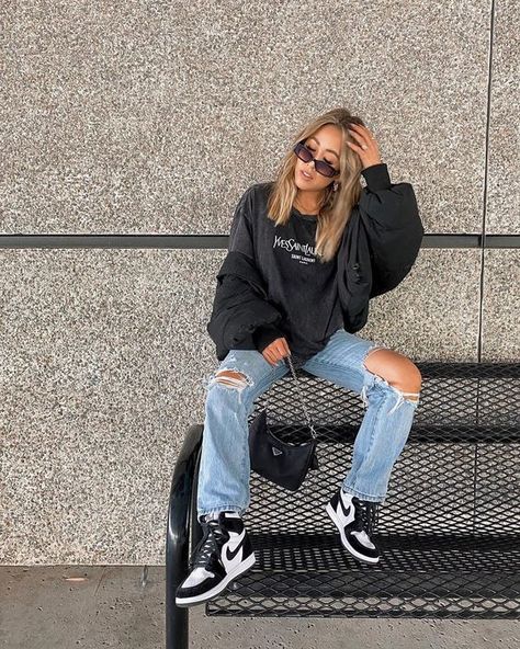 Street Style: Women's Nike Air Jordan 1's Jordan Outfits Womens, Outfits With Jordan 1s Fashion Styles, Jordan 1 Outfit, Skater Girl Outfits, Jordan Outfits, Tomboy Style Outfits, Looks Street Style, Streetwear Fashion Women, Indie Outfits