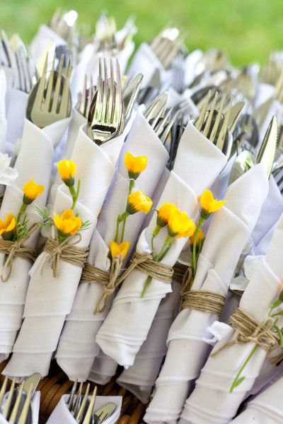 Use twine and a wildflower to tie silverware at the buffet or at each place setting. Deco Champetre, Napkin Folding, Yellow Wedding, Garden Parties, בר מצווה, Rehearsal Dinners, Backyard Wedding, Decoration Table, Rehearsal Dinner