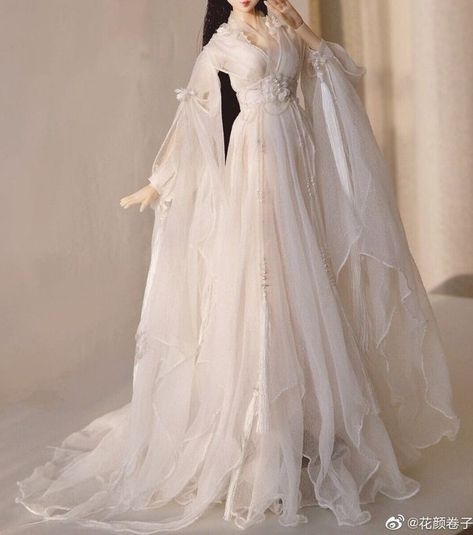 White Hanfu Dress, Angelic Dress Aesthetic, Hanfu Dress White, White Robes Fantasy Aesthetic, White Elf Dress, Fantasy Angel Outfit, White Angelic Dress, Angel Clothes Aesthetic, Wonderland Prom Dress