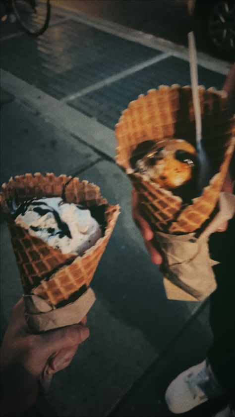 NYC ice cream date at Van Leeuwen. Ice Cream Couple Aesthetic, Couple Food Date, Ice Cream Date Couple, Ice Cream Date Aesthetic, Couple Eating Ice Cream, Couple Ice Cream, Date Ice Cream, New York Ice Cream, Nyc Ice Cream