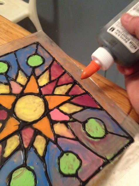 Faux Stained Glass :: use transparencies, paint with paint mixed with mod podge Diy Stained Glass Window, Classe D'art, Diy Staining, Fun Projects For Kids, Making Stained Glass, Vbs Crafts, Puffy Paint, Stained Glass Diy, Stained Glass Crafts