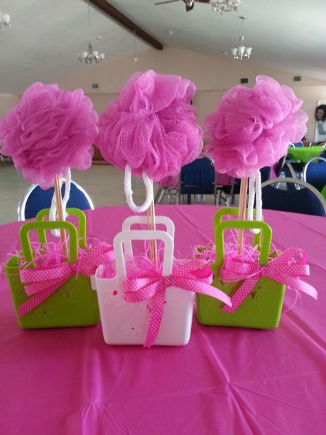 Spa party centerpiece. Loofah centerpiece Spa Girl, Girl Spa Party, Kids Spa, Spa Birthday Parties, Spa Birthday, Pamper Party, Birthday Party Centerpieces, Party Centerpiece, Spa Party