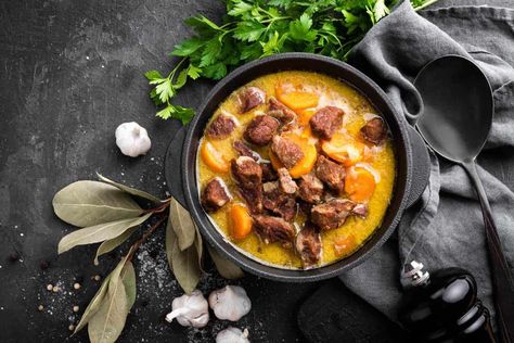 A delicious, warming recipe that is very easy-to-make. Slow Cooker Sweet Potato Beef Stew is about to become your favorite recipe this winter. Christmas Soups, Sweet Potato Beef Stew, Table Food Ideas, Back To School Meals, Soup Photography, Meat Stew, Hungarian Goulash, Slow Cooker Sweet Potatoes, Bacon Cheeseburger Soup