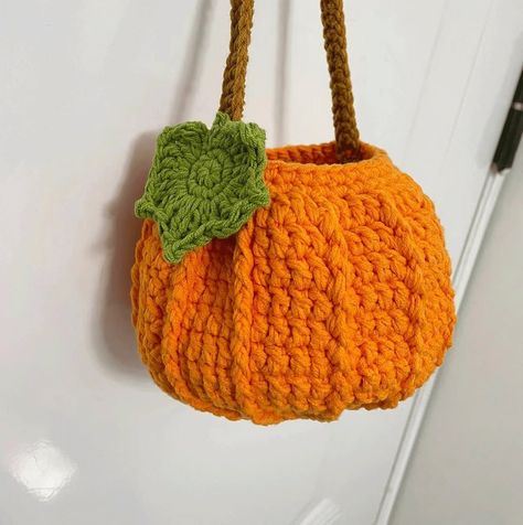 Bucket Crochet, Crochet Pour Halloween, Pumpkin Bag, Trick Or Treat Candy, Pumpkin Bucket, Fall Crochet Patterns, Orange Autumn, Confection Au Crochet, Halloween Crochet Patterns