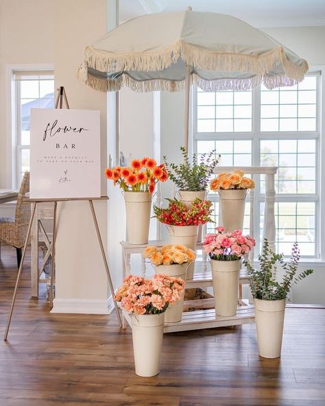 25 Beautiful And Creative DIY Flower Bar Ideas You Need To Try Rose Display Ideas, Diy Flower Bar Sign, Flower Shop Birthday Theme, Diy Floral Bar, Flower Cart Bridal Shower Ideas, Bridal Shower Tea Party Theme Decorations, Flower Bar Stand, Diy Bloom Bar, Wedding Flower Bar