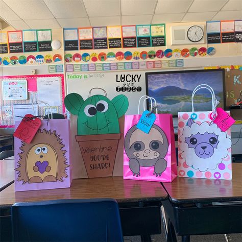 Looking for a Super Easy Valentine Treat Bag for your classroom or kiddo? Check out these easy to make bags! Treat Bag Ideas, Valentine Treat Bags, Valentines Card Holder, Valentines Day Bags, Ideas For Preschoolers, Valentines Snacks, Valentine Treat, Valentines Gift Bags, Unicorn Valentine