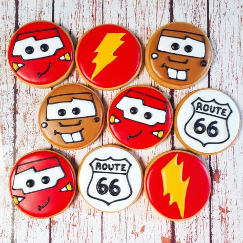 Lightning Mcqueen Cookies Decorated, Cars Cookies Disney, Lightning Mcqueen Cupcakes, Pastel Rayo Mcqueen, Lightning Mcqueen Cookies, Mcqueen Cookies, Mate Cars, Cars Cookies, Cars Rayo Mcqueen