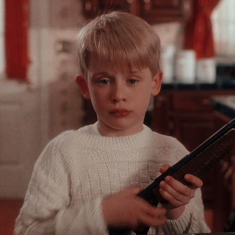 Kevin Mccallister Icons, Macaulay Culkin Home Alone, Kevin Home Alone, Kevin Mcallister, Home Alone 1, Kevin Mccallister, Home Alone Christmas, Home Alone Movie, Macaulay Culkin