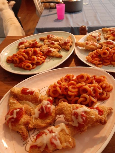 Dinosaur Chicken nuggets, Tomato Sauce (with a little bit a spices) and mozzarella with ring noodles Dinosaur Chicken Nuggets, Chicken Parm, Food Box, Chicken Nuggets, Onion Rings, Ravioli, Recipe Box, Tomato Sauce, Macaroni And Cheese