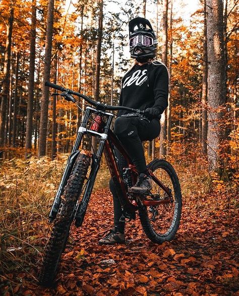 Bike Page 🚲 en Instagram: “GM by @_deeeelphine_ 👑 🚴🏻‍♂️Follow: @full.suspension 👇🏻Tag friend’s 📋Hashtags: #mtb #mountainbike #enduro #mtbforlife #lovetheride #santacruz…” Mtb Cycle Wallpaper, Sepeda Trek, Fox Mtb Wallpaper, Mtb Bike Mountain Wallpaper, Mtb Downhill, Mountain Biking Photography, Mt Bike, Mountain Bike Art, Bicycle Mountain Bike