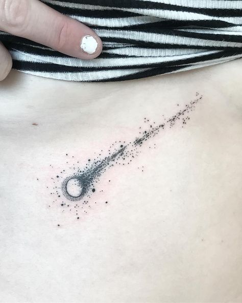 El meteorito Edgar en la muñeca Comet Tattoo Design, Meteor Shower Tattoo, Star Trail Tattoo, Comet Tattoo Ideas, Asteroid Tattoo, Falling Star Tattoo, Comet Tattoo, Astronomy Tattoo, Stick Poke Tattoo