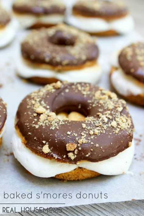 Unique Donut Recipes, Summer Donut Ideas, Baked Donuts With Donut Pan, Marshmallow Donut, Summer Baked Goods, Smores Donut, Baked Smores, Breakfast Donuts, Donut Pan