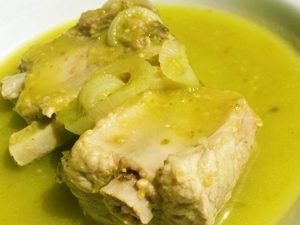 La preparación de los moles en la cocina mexicana es muy popular, y se diferencia a otras recetas porque se usan chiles frescos en lugar de secos. La verdad es que hay muchísimas versiones y alternativas para este exquisito plato, en esta ocasión se va a realizar la receta del Mole verde de puerco. Mole Verde, Mole, Potato Salad, Mexican Food Recipes, Cooking Recipes, Sauce, Salad, Meat, Chicken