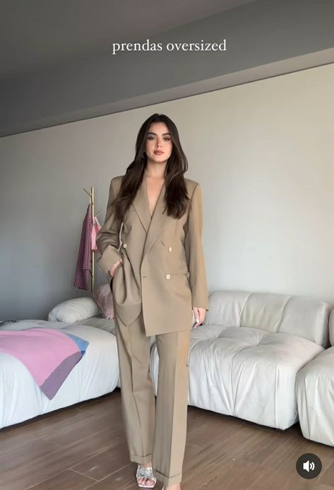 Architecture Jury Outfit, Graduation Suits For Women, Lawyer Outfit, Elegant Outfit Classy, Classy Winter Outfits, Muslim Outfits Casual, Look Formal, Professional Outfits Women, Business Outfits Women