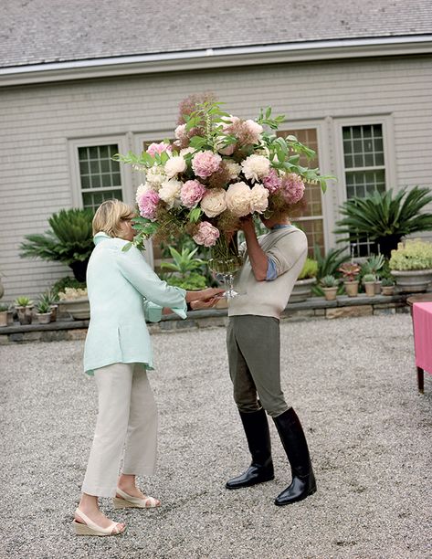 In the Garden With Martha Stewart - Colorado Homes & Lifestyles Martha Stewart Rose Garden, Martha Stewart Flowers, Martha Stewart Bedford Farm, Martha Stewart Bedford Home, Martha Stewart Flower Arrangements, Martha Stewart Home Decor, Martha Stewart Aesthetic, Martha Stewart Garden, Martha Stewart Entertaining