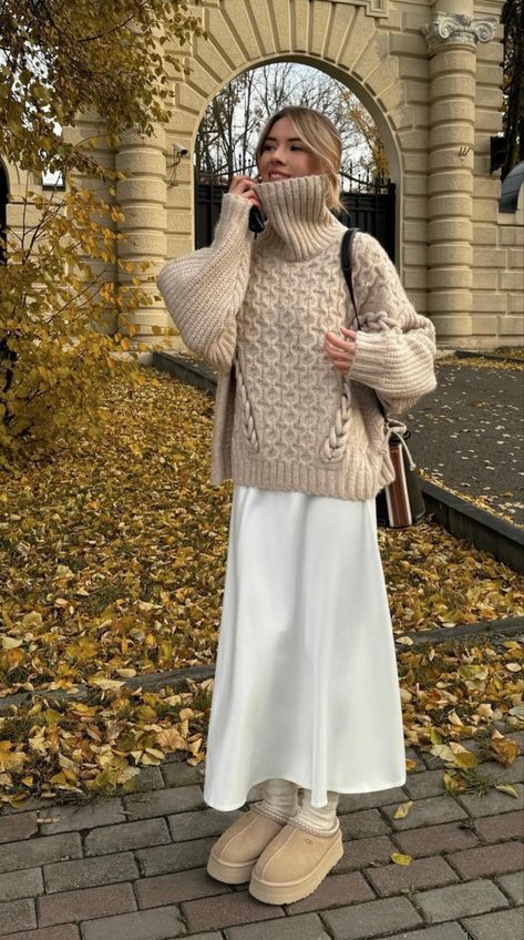 White Sweater White Skirt, White Skirt Winter, Country Fall Outfits, Stile Blair Waldorf, Adrette Outfits, How To Wear Ankle Boots, Thanksgiving Outfit Ideas, Cute Thanksgiving Outfits, Fest Outfits