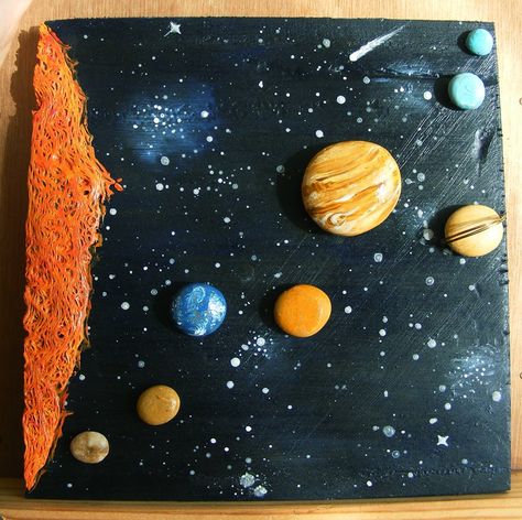 A piece of the Universe: The Solar System - main elements of the planets are beach pebbles, and of the Sun is cactus leaf :) Background is acrylic paint, on recycled wood. Solar System Painting Acrylic, Solar System Painting, Beach Pebbles, Space Craft, Space Painting, Planets Art, Paint Night, The Planets, Hippie Wallpaper