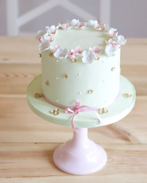 Birthday Cake With Fondant Flowers, Flower Cake Fondant, Birthday Cakes Girls Kids, Kue Fondant, Elegant Birthday Cakes, Christening Cake, Baby Birthday Cakes, Baby Cakes