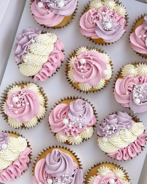 Pretty Cupcake Designs, Pretty Decorated Cupcakes, Girly Cupcake Ideas, Pink Decorated Cupcakes, Cup Cake Designs For A Girl, Cupcake Piping Designs, Mini Cupcake Decorating Ideas, Aesthetic Cupcakes Pastel, Cupcake Cakes Designs