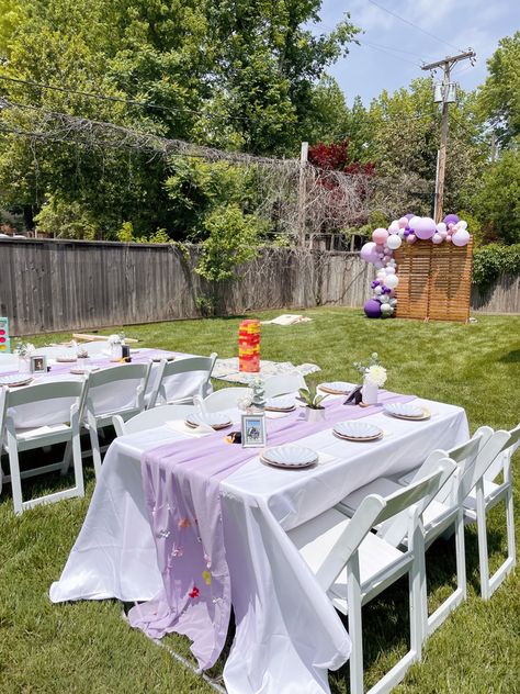 Graduation Purple Theme, Graduation Party Purple Theme, Graduation Party Cookout, Grad Party Outside, Outdoor College Graduation Party Ideas, Light Purple Graduation Party, Lavender Grad Party, Purple And Gold Graduation Party, Pink And Purple Graduation Party