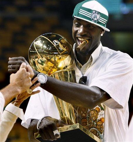 Kevin Garnett African American Inspiration, Kevin Garnett, Celtic Pride, Sports Figures, Nba Champions, Nba Teams, Basketball Pictures, Old Skool, Boston Celtics