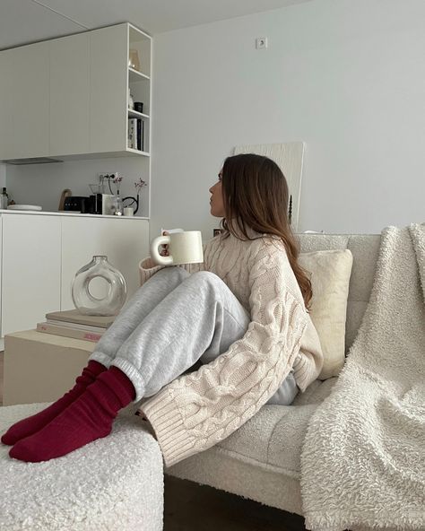 Cozy Vibes Outfit, Cozy Jumper Aesthetic, Cute Cozy Lounge Outfits, Cozy Sweater Aesthetic Autumn, Cozy Outfit At Home, Cosy At Home Outfits, Cozy Woman Aesthetic, Winter House Outfit, Cozy Outfit Ideas For Home