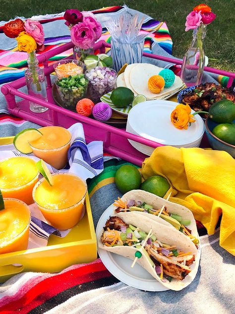 Kate Bowler of Domestikated Life shares ideas and recipes for hosting a summer, taco picnic! Mexican Picnic Ideas, Mexican Picnic Decor, Picnic Mexican Food, Friendship Picnic Ideas, Taco Picnic Date, Mexican Picnic Food Ideas, Lesbian Picnic Ideas, Taco Picnic, Pride Picnic