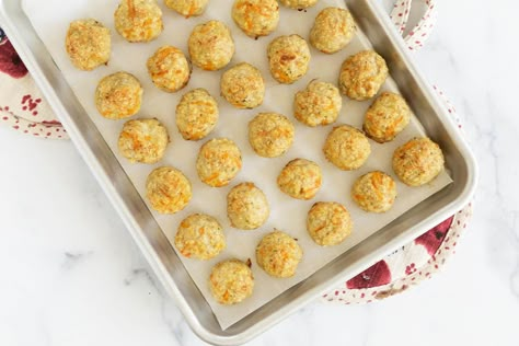 4-Ingredient Baked Chicken Meatballs Chicken Meatballs Healthy, Easy Meatballs, Baked Chicken Meatballs, Dude Food, Baked Chicken Nuggets, Healthy Toddler Snacks, Easy Potato Recipes, Meatballs Easy, Baby Puree Recipes