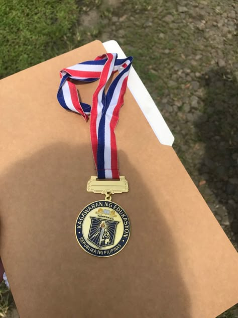 Medal Snapchat Story, With Honors Certificate Prank, With Honors Certificate Aesthetic, Medals And Certificates Aesthetic, Gold Medal Aesthetic, Honor Student Aesthetic, School Medals Aesthetic, Honors Student Aesthetic, Trophy Aesthetic