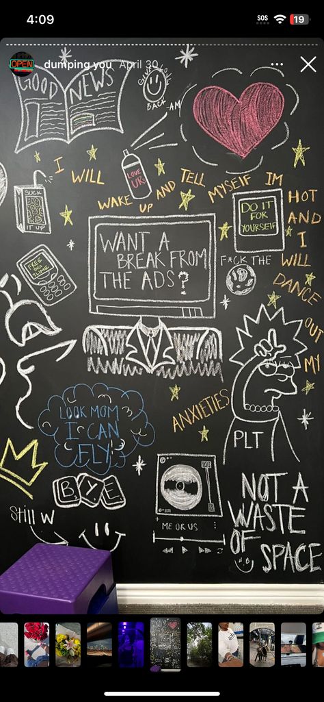 Chalkboard Aesthetic, Room Arrangement Ideas, Chalk Wall Art, Chalkboard Wall Bedroom, Fun Chalk Art, Chalkboard Wall Art, Whiteboard Art, Wall Drawings, Chalk Wall