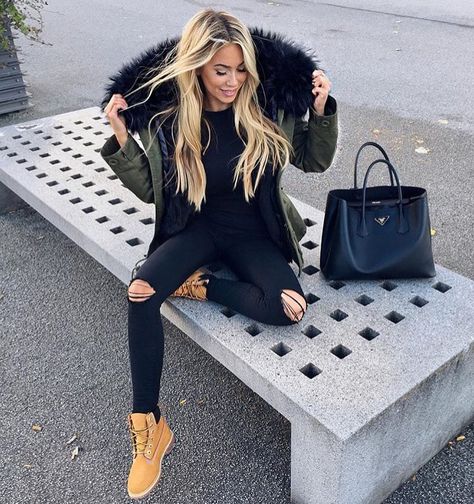 https://www.instagram.com/p/BMt5tm-Dgor/ Timberland Boots Outfit, Timberland Outfits, Fall Fashion Coats, Boating Outfit, Black Ripped Jeans, Timberlands, Mode Inspo, Fall Winter Style, Mode Inspiration