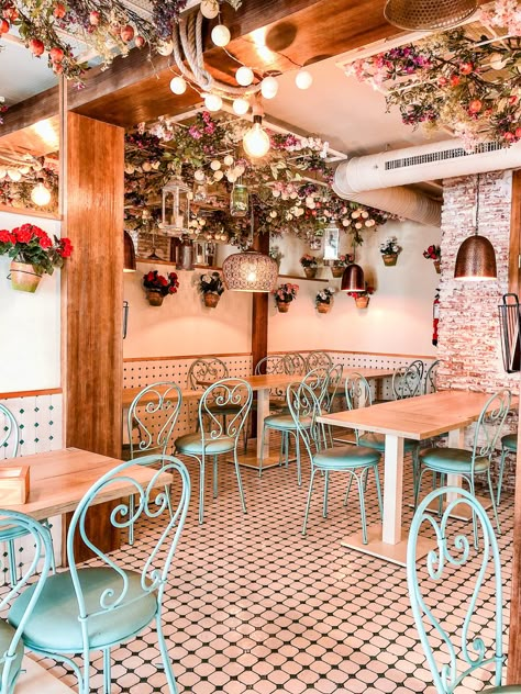 Vintage Bistro Interior Design, Ideas De Cafeterias Vintage, Ideas Para Restaurantes Decoracion, Caffe Decoration, Cafeteria Vintage, Cozy Cafe Interior, Restaurants In Madrid, Trendy Cafe, Bistro Interior