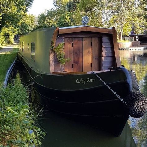 Narrowboat Garden, Canal Boat Interior, Narrowboat Interiors, Boat Living, Boat Interior Design, Boat House Interior, Houseboat Living, Narrow Boats, Narrow Boat