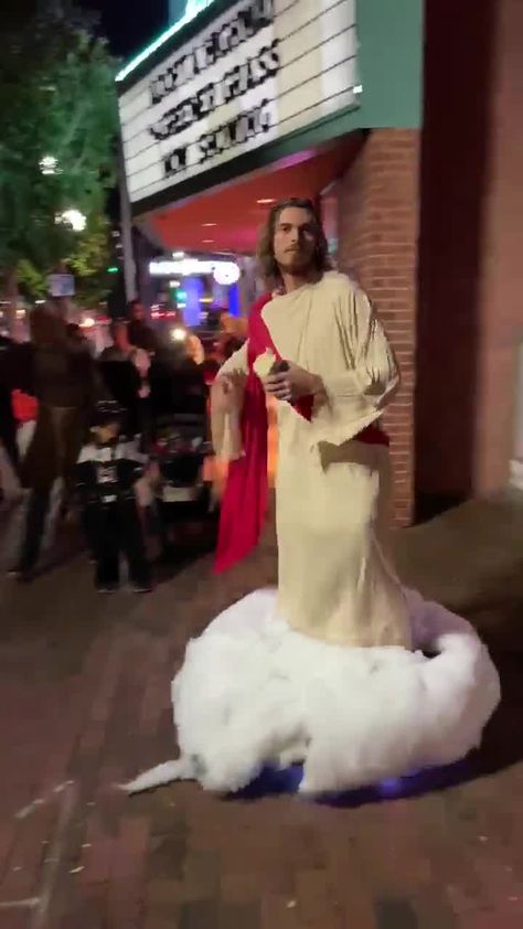 A viral video shows a man dressed up as Jesus Christ for Halloween, riding on a cloud and handing out bread. Funny Men Halloween Costumes, Funny Mens Halloween Costumes, Jesus Halloween Costume, Male Cosplay Ideas, Jesus Halloween, Jesus Costume, Cloud Costume, Biblical Costumes, Creative Halloween Costumes Diy