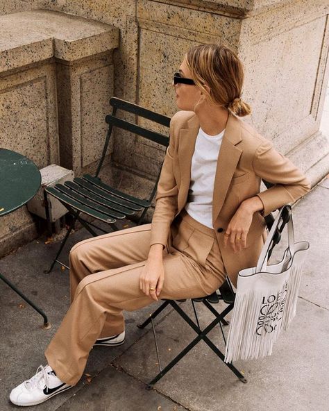 Camel Pants Outfit, Camel Blazer Outfit, Beige Blazer Outfit, Camel Outfit, Smart Casual Work, Classy Business Outfits, Nude Outfits, Smart Casual Work Outfit, New York Outfits