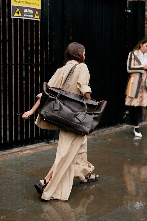 The Latest Street Style From London Fashion Week | Who What Wear London Street Style Spring, Fashion Gone Rouge, London Fashion Week Street Style, Top Street Style, Street Style Bags, Walking Down The Street, Oversized Bag, London Street Style, Big Bag